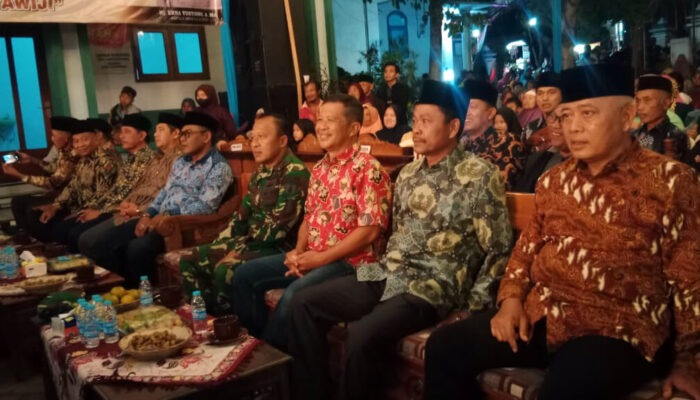 Bersih Desa Sananrejo: Danramil Turen dan Bupati Malang menyaksikan pagelaran wayang kulit