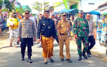 Prosesi Kirab Tumpeng dalam acara Bersih Desa Ampelgading Tirtoyudo 2024