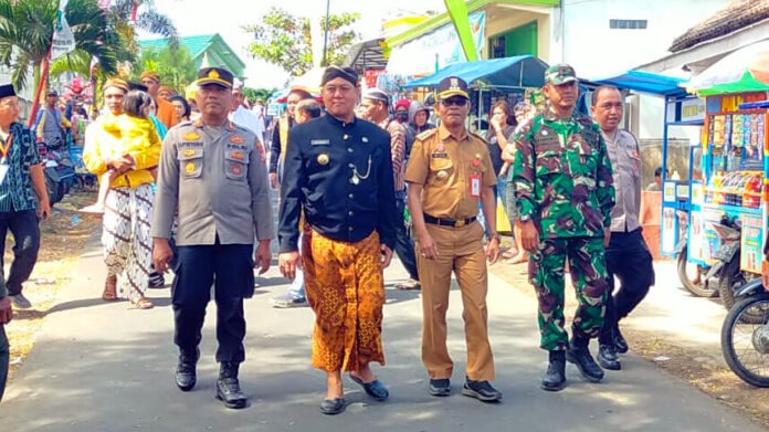 Prosesi Kirab Tumpeng dalam acara Bersih Desa Ampelgading Tirtoyudo 2024