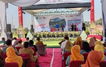 Babinsa mengawal prosesi acara Festival Gunungsari 2024 untuk memastikan keamanan dan kelancaran berlangsungnya kegiatan