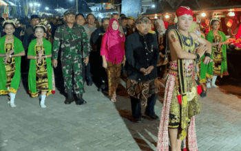 Dandim Kepanjen Letkol Inf. Yuda Sancoyo menghadiri pagelaran wayang kulit di Gunung Kawi bersama Forkopimda Malang