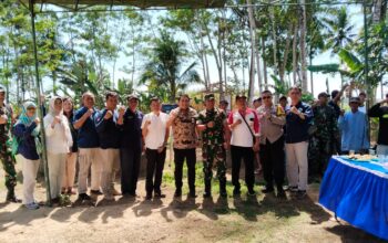 Babinsa Balearjo memimpin penyerahan bibit ikan nila kepada Kelompok Perikanan Sri Sedono di Desa Balearjo, Pagelaran, Malang.