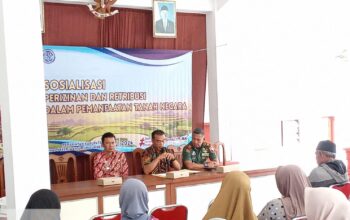 Danramil Pagelaran Malang sedang mengikuti kegiatan sosialisasi tentang perizinan dan retribusi di Desa Pagelaran.