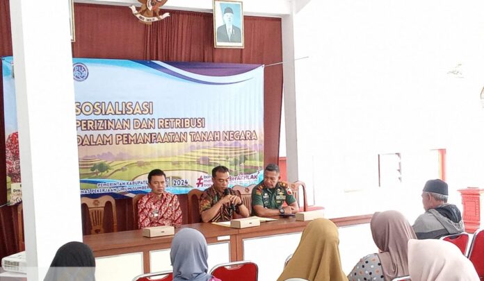 Danramil Pagelaran Malang sedang mengikuti kegiatan sosialisasi tentang perizinan dan retribusi di Desa Pagelaran.