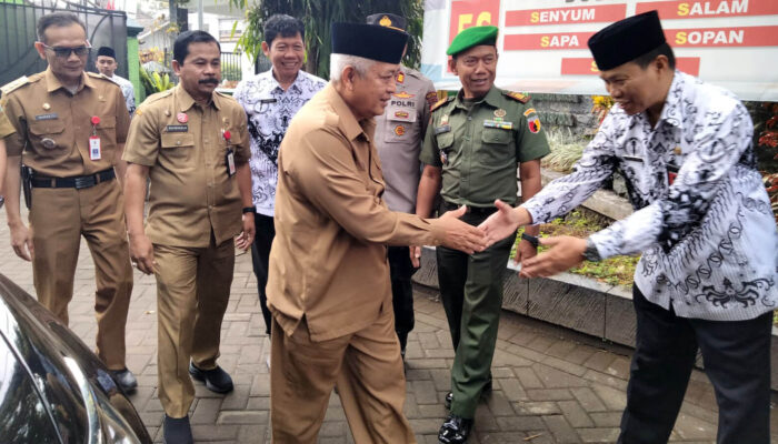 Bupati wajak pada kegiatan Pembinaan Pegawai Dinas Pendidikan Wajak