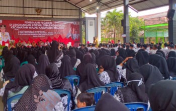 Bupati Malang dan Danramil Wajak dalam pembinaan pegawai Dinas Pendidikan Wajak