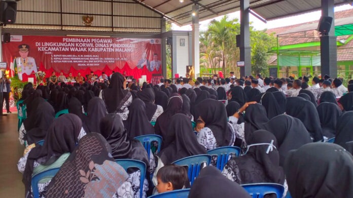 Bupati Malang dan Danramil Wajak dalam pembinaan pegawai Dinas Pendidikan Wajak