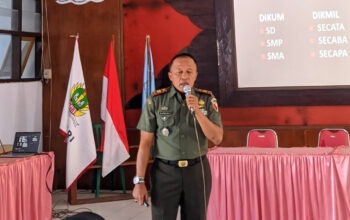 Danramil Turen Malang memberikan materi wawasan kebangsaan kepada siswa SMK PGRI Turen