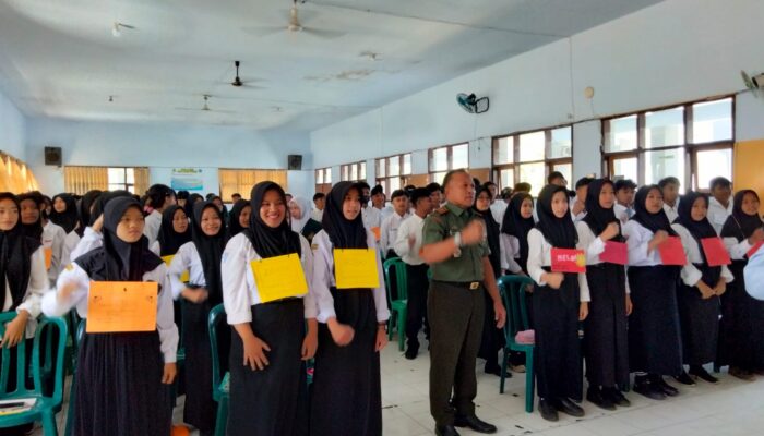 Danramil Turen Malang menyanyikan lagu Indonesia rasa bersama siswa siswi SMK PGRI Turen