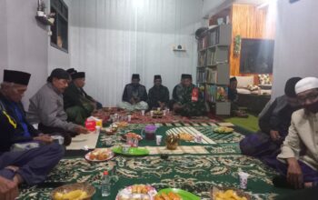 Babinsa Wiyurejo memberikan santunan kepada anak yatim di TPQ Manbaul Qur'an, Desa Wiyurejo.