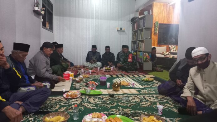 Babinsa Wiyurejo memberikan santunan kepada anak yatim di TPQ Manbaul Qur'an, Desa Wiyurejo.