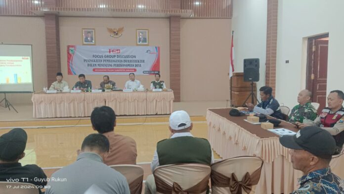 Pejabat dan perwakilan masyarakat menghadiri FGD di balai desa Pandesari, Koramil Pujon, 17 Juli 2024.