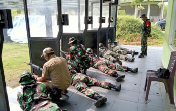 Latbakjatri prajurit TNI sedang berlatih menembak di Lapangan Tembak Yonkav 3/AC Singosari dalam kegiatan Latbakjatri Kodim 0818/Malang-Batu.