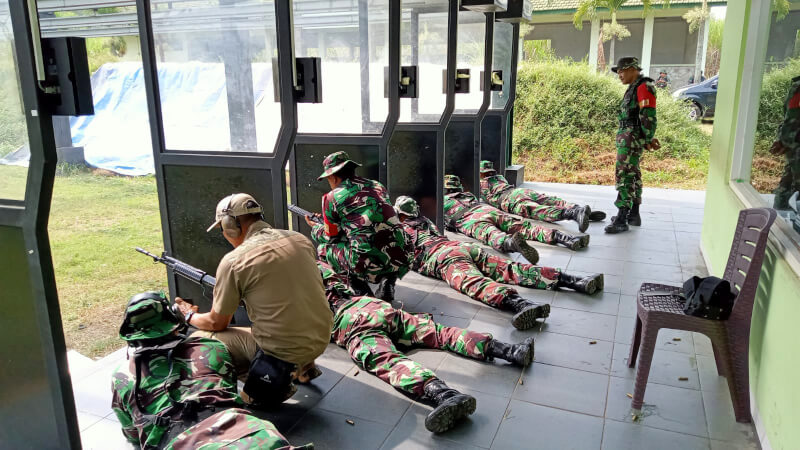 Latbakjatri prajurit TNI sedang berlatih menembak di Lapangan Tembak Yonkav 3/AC Singosari dalam kegiatan Latbakjatri Kodim 0818/Malang-Batu.