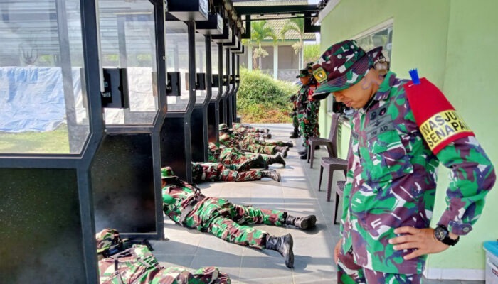 Prajurit TNI dalam posisi tiarap saat latihan menembak (Latbakjatri) di Singosari.