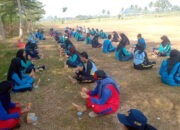 Paskibraka Ngajum melaksankan makan siang setelah latihan