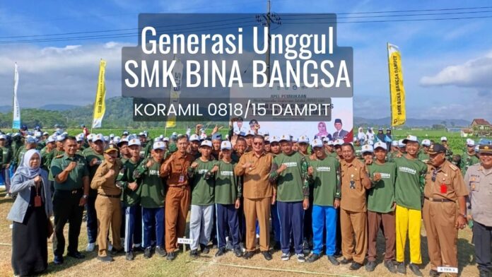 Foto bersama Koramil Dampit, pejabat daerah, dan siswa SMK Bina Bangsa dalam MPLS 2024