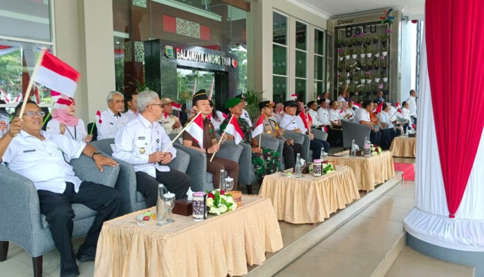 Apel Kota Batu: Apel Pencanangan Gerakan Pembagian Dan Pemasangan Bendera Merah Putih Dan Launching Lomba Hias Gapura RW Se - Kota Batu 