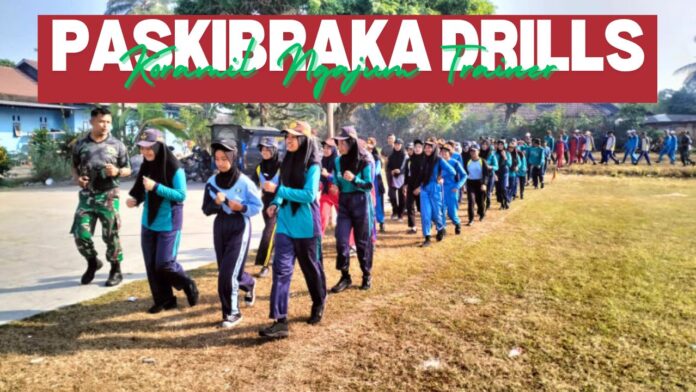 Paskibraka Ngajum berlatih fisik dengan berlari keliling lapangan Desa Ngajum