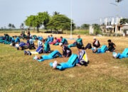 Paskibraka Ngajum berlatih fisik dengan melaksanakan sit up dan push up