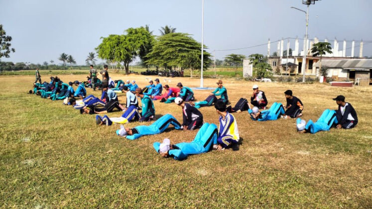 Paskibraka Ngajum berlatih fisik dengan melaksanakan sit up dan push up