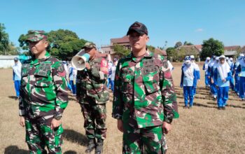 Serka Soyib Babinsa Sidorejo memimpin seleksi paskibraka di SMP Negeri 1 Pagelaran