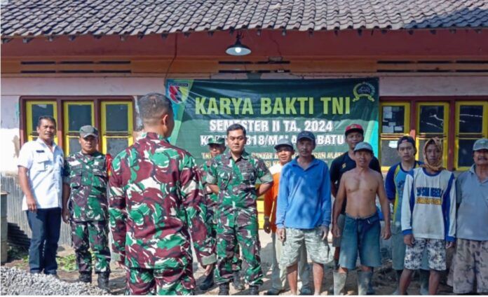 Babinsa Serka Rianto bersama warga Cepokomulyo bekerja sama membangun gorong-gorong.