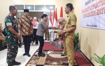 Babinsa Sisir mengawal acara Pisah Sambut Pejabat Struktural Kecamatan Batu untuk menciptakan keamanan dan ketertiban