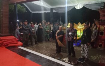 Pemandangan ritual adat di Keraton Gunung Kawi dengan latar belakang arsitektur tradisional