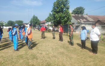 Anggota Koramil Pakisaji sedang memberikan pengarahan kepada barisan siswa-siswi SMK, didampingi oleh seorang petugas polisi, dalam apel seleksi Paskibraka untuk persiapan HUT Kemerdekaan RI ke-79.
