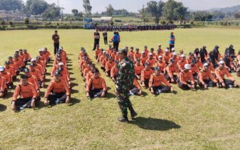 Babinsa Ngroto memimpin latihan baris berbaris di SMKN 1 Pujon, Desa Ngroto