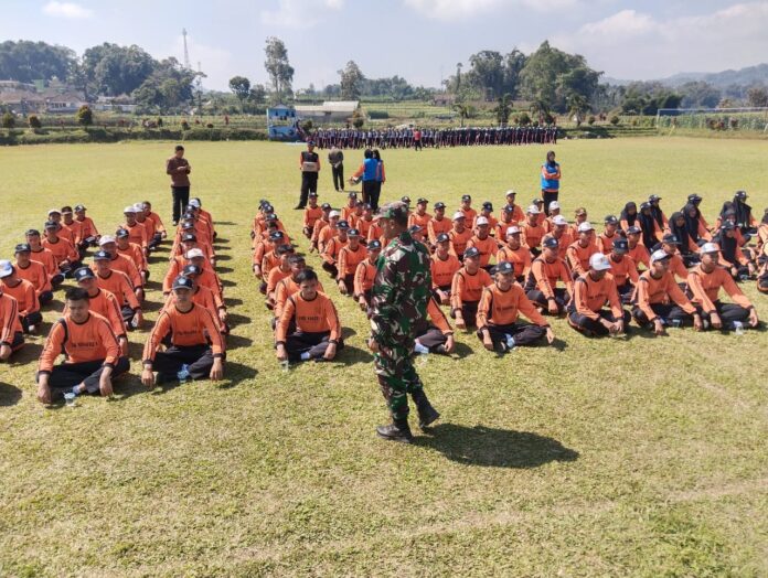 Babinsa Ngroto memimpin latihan baris berbaris di SMKN 1 Pujon, Desa Ngroto