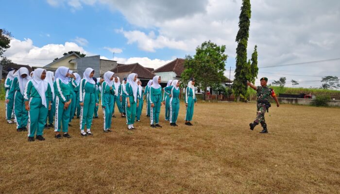 Gambar siswa SMP Budi Mulya sedang mengikuti latihan baris berbaris di lapangan Kedungmonggo Pakisaji yang dipimpin oleh Serda Sudarno.