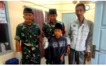 "Babinsa Gelanggang membantu anak yang akan dikhitan di Desa Gelanggang."