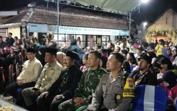 Serda Sudarno, Babinsa Karangpandan, bersama Kepala Desa dan warga membersihkan dusun dalam kegiatan melestarikan Tari Topeng Malangan.