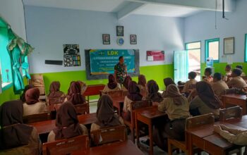 Babinsa Donomulyo dalam Pemberian Materi Wawasan Kebangsaan untuk Siswa di Desa Donomulyo