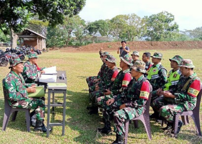 Briefing sebelum latihan menembak senjata ringan (Latbakjatri) di Lapangan Tembak Yonkav 3/AC Singosari.