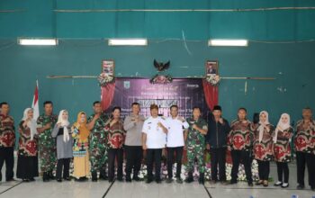 Pejabat dan tokoh masyarakat Desa Bulukerto berfoto bersama dalam acara Pengukuhan dan Lepas Sambut Babinsa