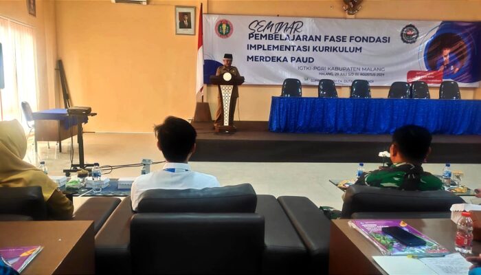 Bupati Malang Drs. H.M Sanusi, M.M memberikan pidato pada seminar pendidikan anak usia dini