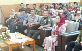 Dandim Kota Batu bersama pejabat daerah di acara Hari Koperasi ke-77