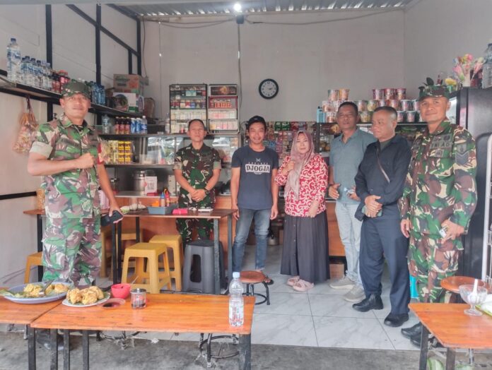 Danramil Pujon, Kapten Inf. Didik Hartono, berbincang dengan warga di Warung UMKM Bakso Alika, Wisata Santera Delaponte