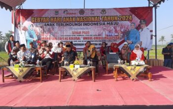 "Danramil Ngajum Malang, Lettu Inf Jubaidi, berfoto bersama Bupati Malang, Drs H M Sanusi MM, dan Camat Ngajum, Bapak Ahmad Taufiq J, di acara Hari Anak Nasional 2024 di Kecamatan Ngajum."