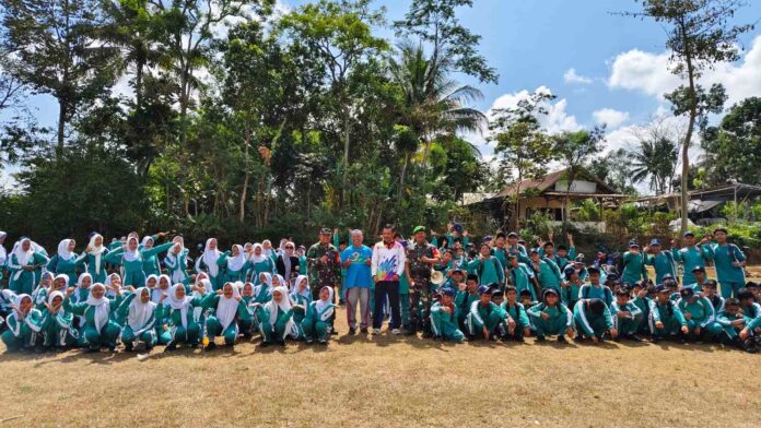 Foto bersama siswa SMP Budi Mulya dengan Serda Sudarno dan Ibu Sena setelah latihan baris berbaris di lapangan Kedungmonggo Pakisaji