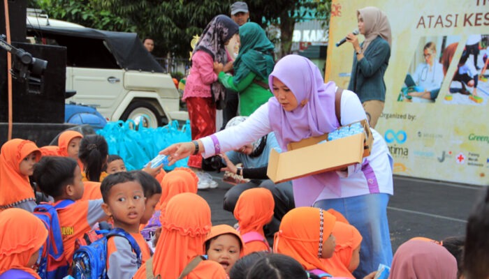 Festival Malang Rasa Klasik pembagian susu gratis