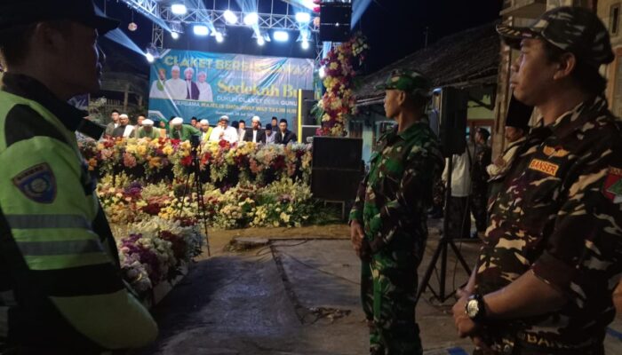 Babinsa Desa Gunungsari, Serka Istoni, dan Babinkamtibmas turut hadir untuk memberikan dukungan keamanan dan memastikan kelancaran jalannya acara