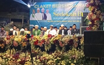 Jamaah menghadiri kegiatan Majlis Sholawat dalam rangka Sedekah Bumi di Desa Gunungsari