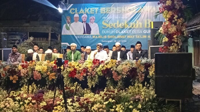 Jamaah menghadiri kegiatan Majlis Sholawat dalam rangka Sedekah Bumi di Desa Gunungsari