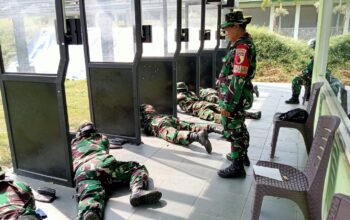 Prajurit Kodim 0818/Malang-Batu sedang berlatih menembak senjata ringan di Lapangan Tembak Yonkav 3/AC, Malang.