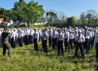 Pelatihan PBB di SMPN 04 Batu: Peran Penting Babinsa dalam Pendampingan Siswa Serma Sanyoto dan anggota Koramil 0818-33/Bumiaji memberikan pelatihan PBB kepada siswa-siswi SMPN 04 Batu di lapangan Dusun Gondang, Desa Tulungrejo, Kecamatan Bumiaji