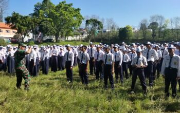 Serma Sanyoto dan anggota Koramil 0818-33/Bumiaji memberikan pelatihan PBB kepada siswa-siswi SMPN 04 Batu di lapangan Dusun Gondang, Desa Tulungrejo, Kecamatan Bumiaji